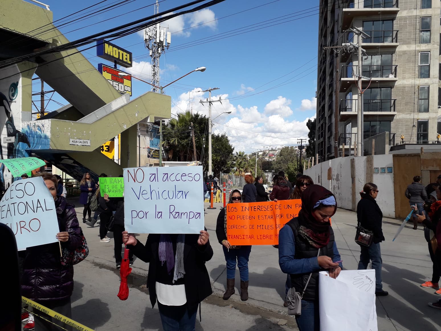 Resultado de imagen para PROTESTAN ALUMNOS DE LA LÁZARO CARDENAS CONTRA CONDOMINIOS