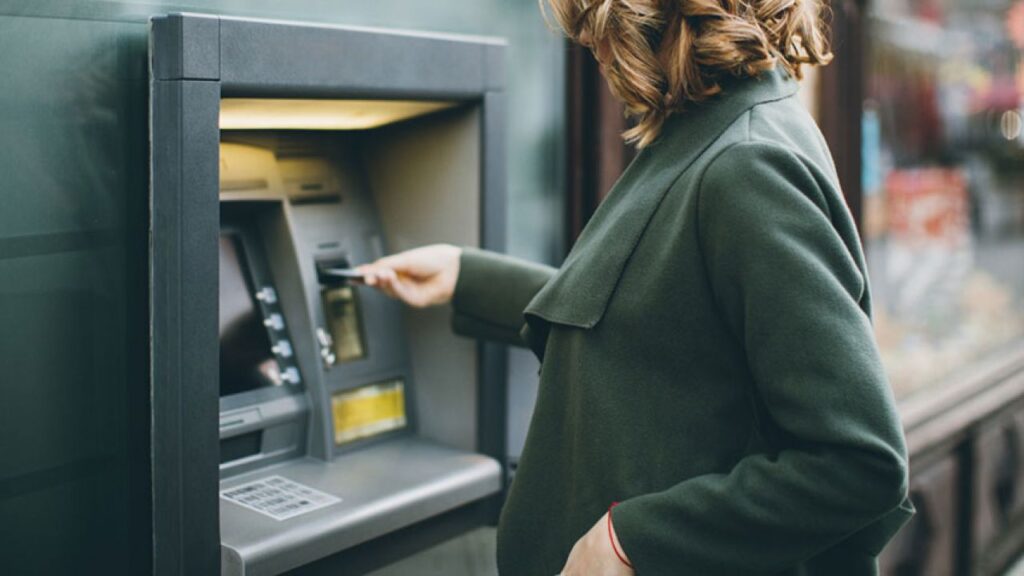 ¿Qué debe hacerse cuando el cajero automático se traga su dinero? – BC