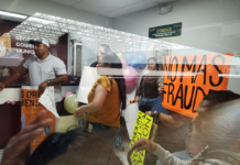 Vecinos afectados ´por el fraude inmoviliario, piden que el ayuntamiento los apoye para que sus propiedades vuelvan a ser suyas.