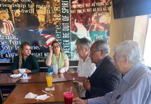 Arnulfo León Lavenant, exprocurador de derechos humanos expone en con miembros del Grupo Juarista de Tijuana